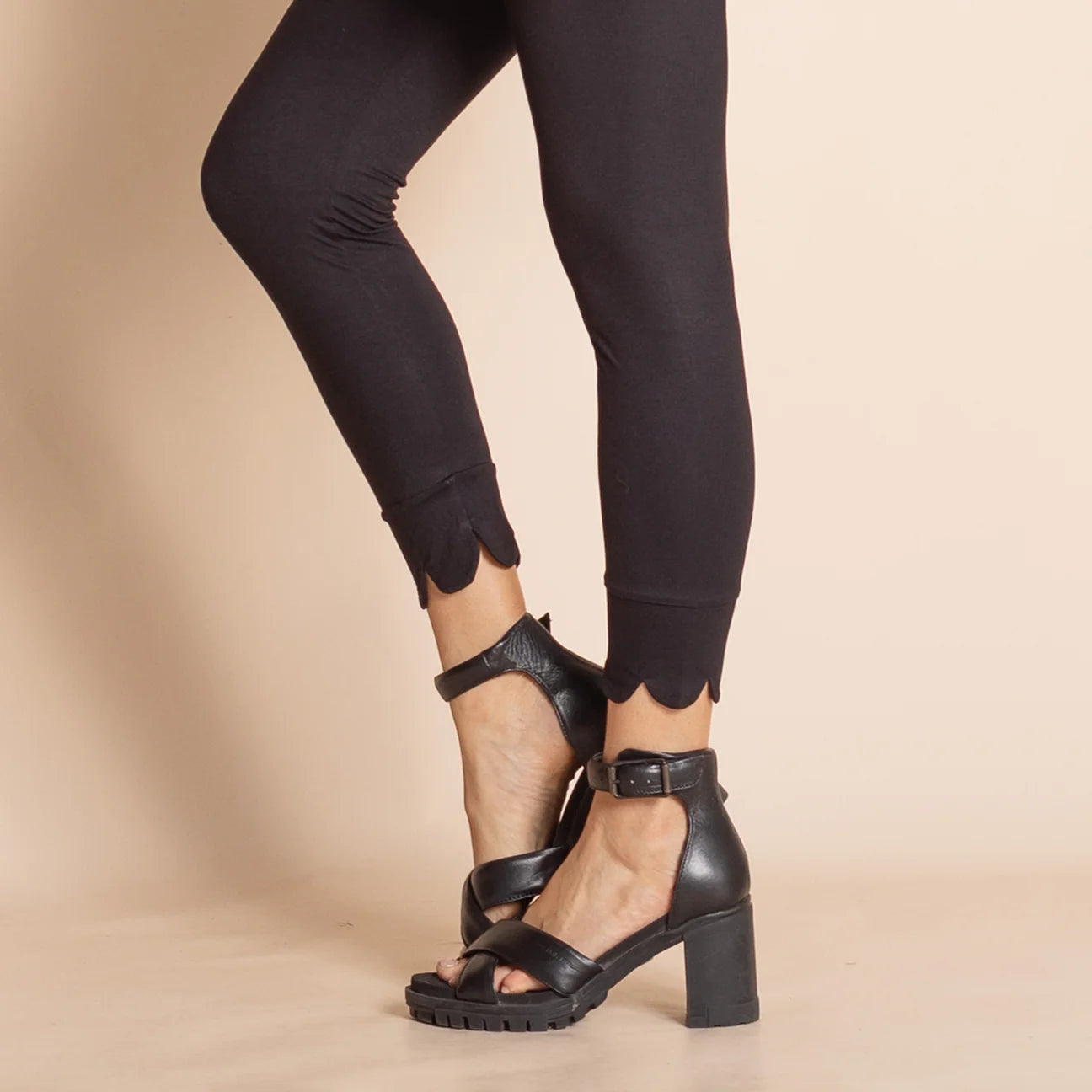 Scallop leggings