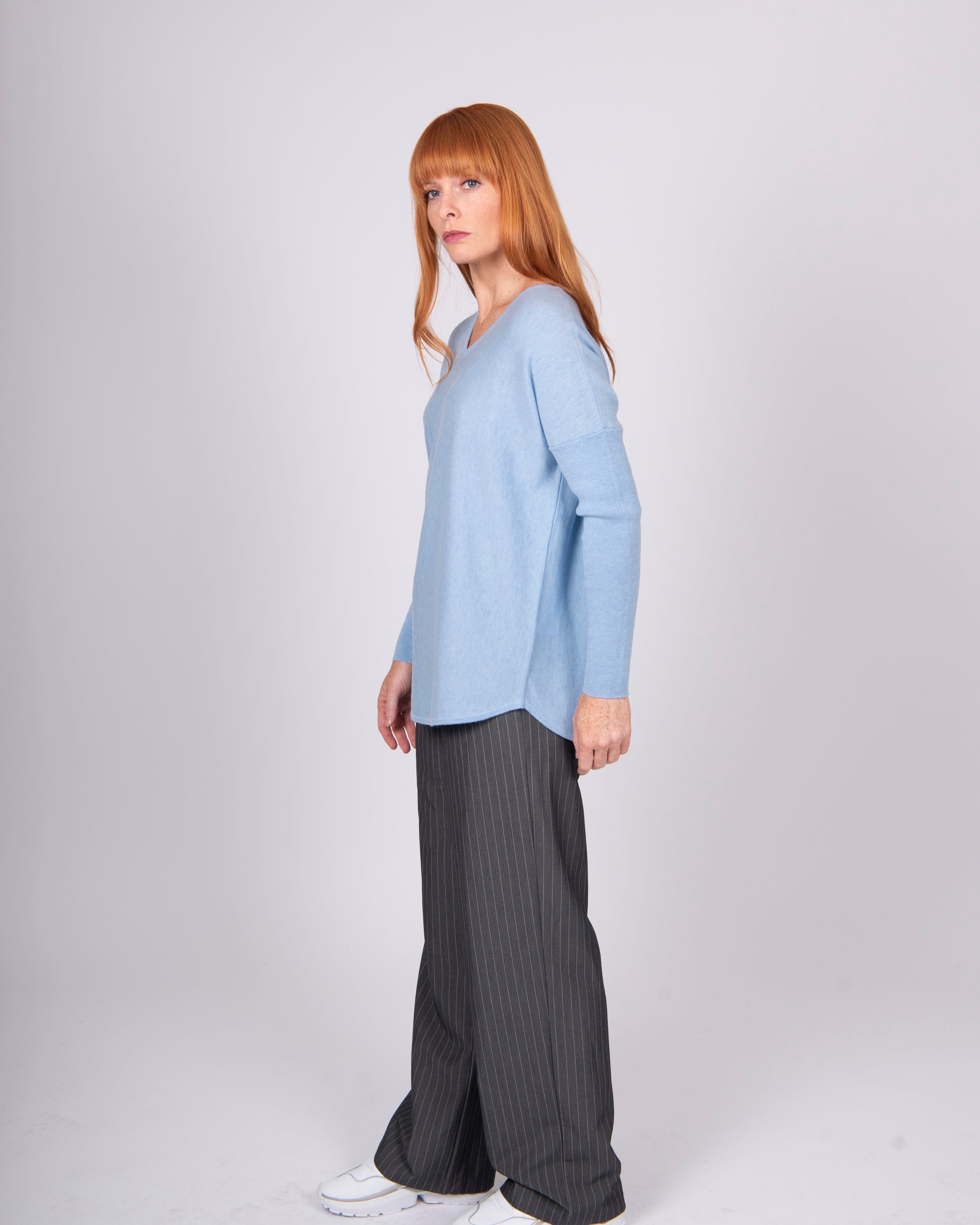 Queen Vee Curved Hem Pullover