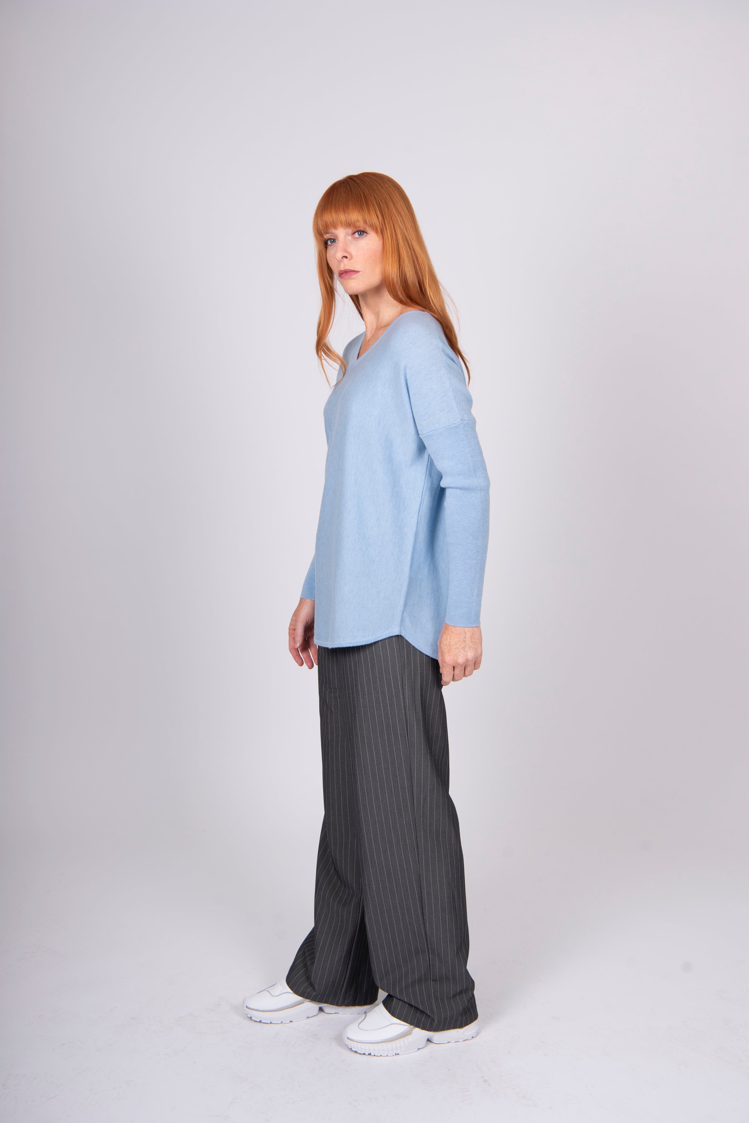 Queen Vee Curved Hem Pullover