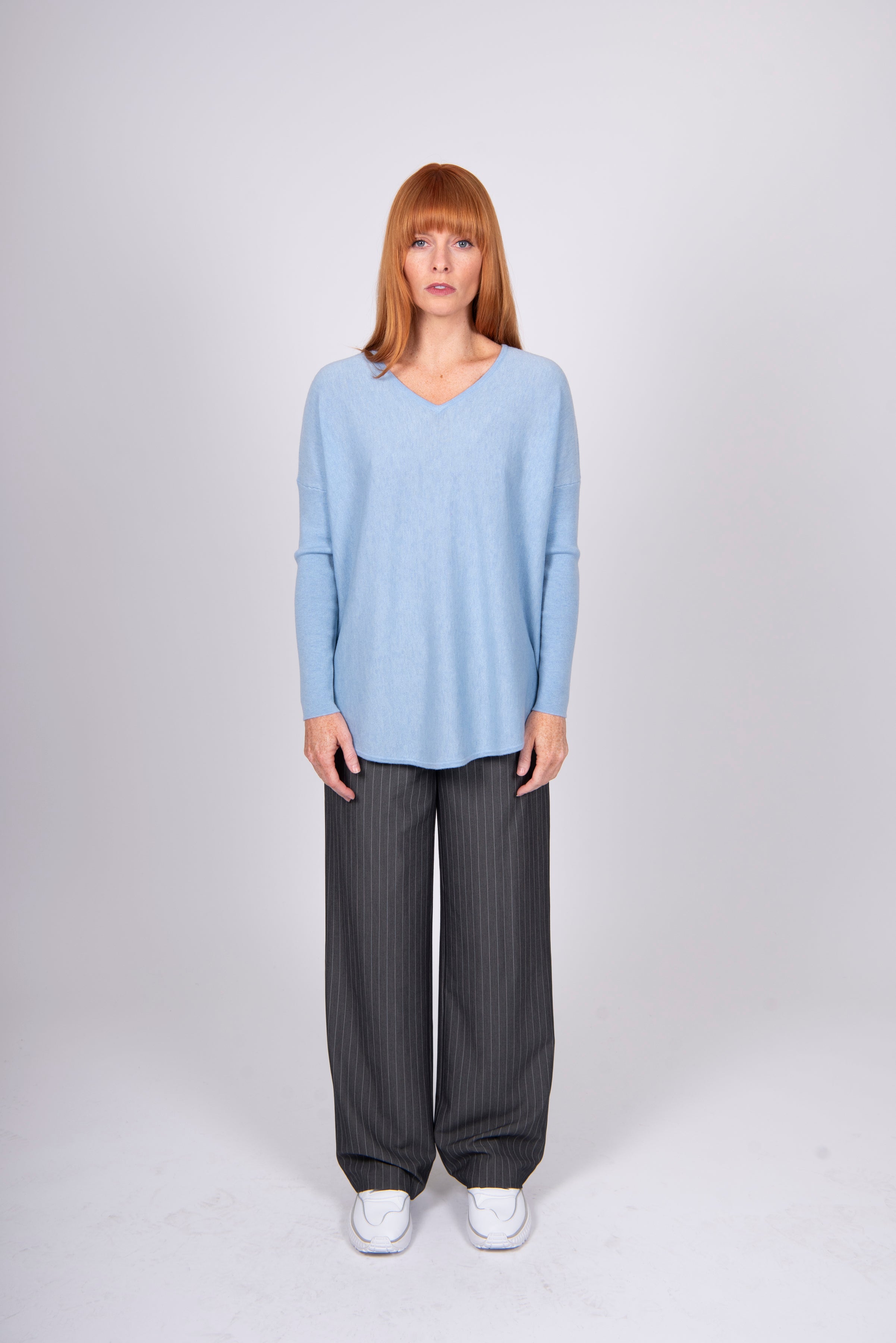Queen Vee Curved Hem Pullover
